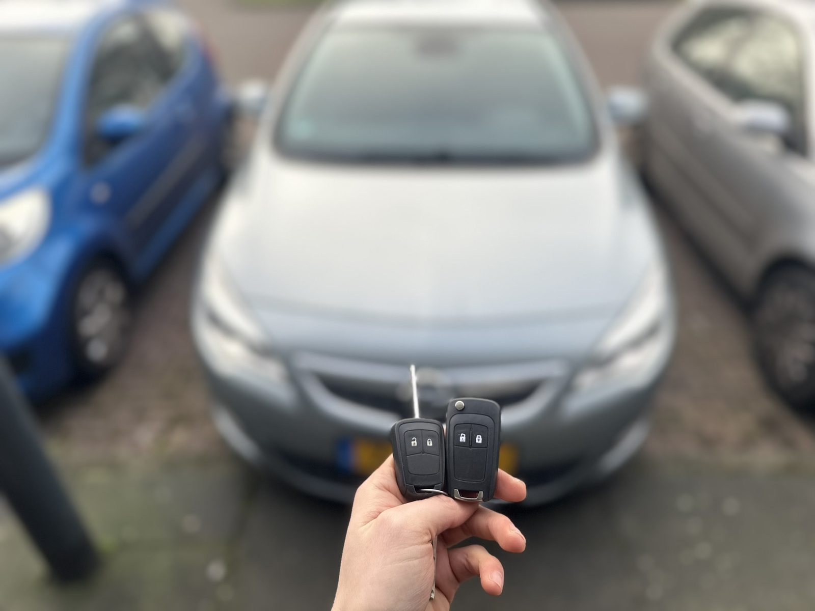 Twee bijgemaakte Opel-klapsleutels voor een Opel Astra